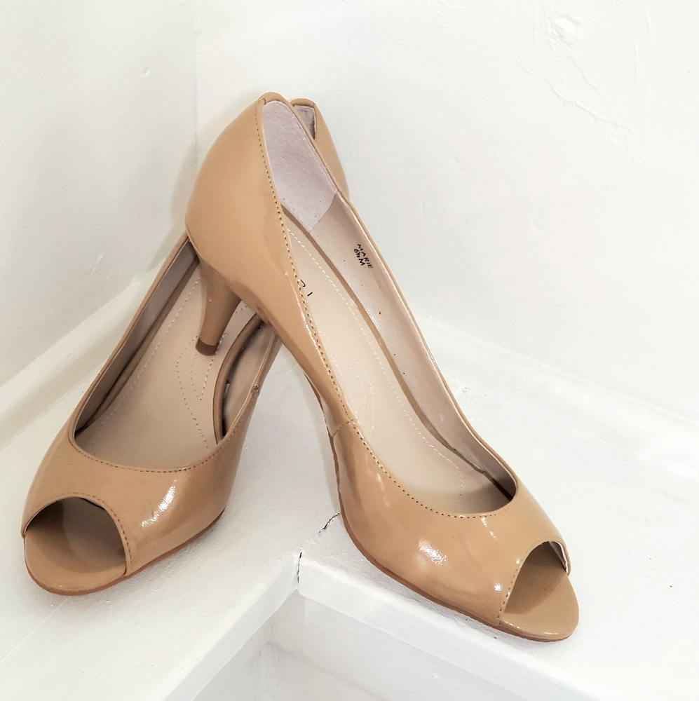 Tahari shoes, nude color, size 6 1/2